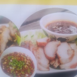 ข้าวคอหมูย่างจิ้มแจ่ว
