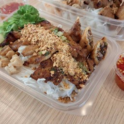 [อร่อยซ่ากับโค้ก] บุ๊นถิดเนื้อง ขนมจีนคลุกสันนอกหมูย่างเวียดนาม (Bún Thịt Nướng) +  โค้ก ออริจินัล (กระป๋อง)