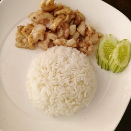 ไก่ผัดกระทียมพริกไทยราดข้าว