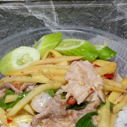 หมูผัดกะปิหน่อไม้ราดข้าว