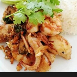 หมึก&กุ้งกระเทียมราดข้าว