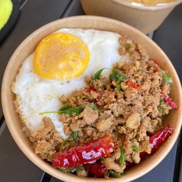 ข้าวหอมมะลิ กะเพราไก่ ใข่ดาว