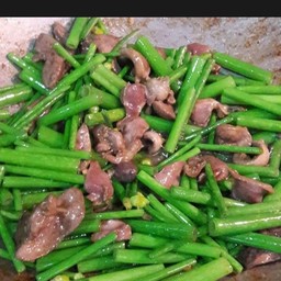 ผัดดอกหอมราดข้าว