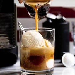 ไอศกรีมมะพร้าวกะทิ 4ลูก ราดด้วยช็อตกาแฟสดหอมๆ Afogato