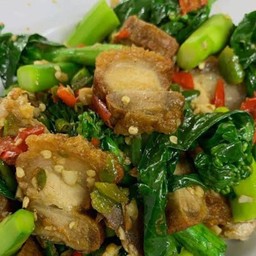 คะน้าหมูกรอบ