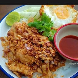 ทอดกระเทียมราดข้าว