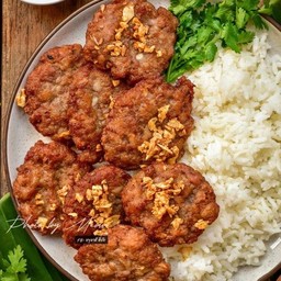 ข้าวหมูปั้นทอดกระเทียมห๊อมหอม