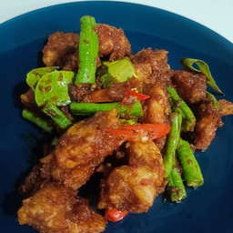 ข้าวพริกแกงหมูกรอบ