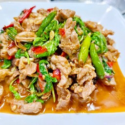 กับข้าวกะเพราเนื้อชิ้น