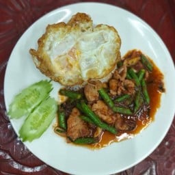 104.1 ผัดพริกแกงหมู/ไก่(ราดข้าวหอมมะลิ)