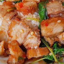 กระเพราหมูกรอบ