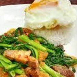 ผัดผักบุ้งราดข้าว