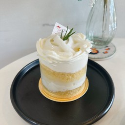 เค้กวนิลามะพร้าวอ่อนเนื้อมะพร้าววันนี้เส้นใหญ่(เขียนข้อความหน้าเค้กไม่ได้นะคะ)