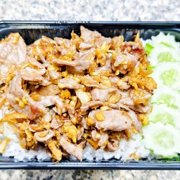 ข้าวเนื้อกระทียม+ น้ำส้ม