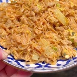 มาม่าผัดไข่ต้มยำแซ่บซี้ด