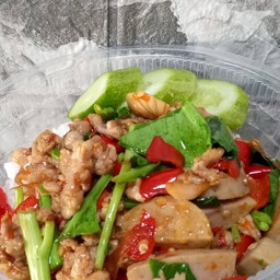 ผัดกระเพราหมูสับหมูยอใส่คะน้า