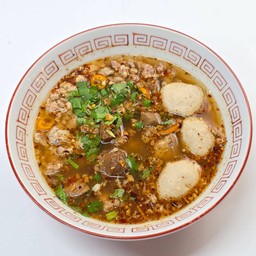 ก๋วยเตี๋ยวสามหมูต้มยำ