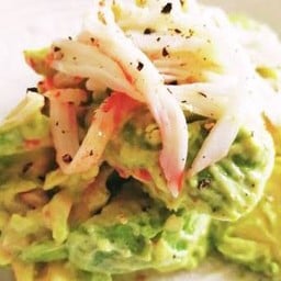 Avocado kanikama salad