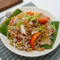 ยำมาม่าหมูสับหมูยอ