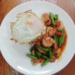 105.1 ผัดพริกแกงกุ้ง/หมึก(ราดข้าวหอมมะลิ)