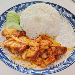 หมูกรอบผัดพริกเผาราดข้าว