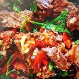 กระเพราเนื้อเปื่อยราดข้าว 85 บาท