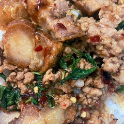 ข้าวกะเพราหมูกรอบหมูสับ