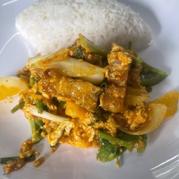 ข้าว ผัดผงกะหรี่หมูกรอบ