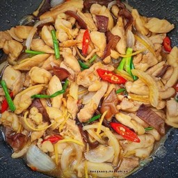 ไก่ผัดขิงราดข้าว