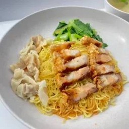 บะหมี่เกี๊ยวแห้งหมูกรอบ