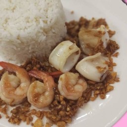 153.1 ผัดกระเทียมพริกไทยกุ้ง/หมึก(ราดข้าวหอมมะลิ)