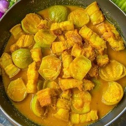 แกงส้มหมู3ชั้นใส่มะเขือ