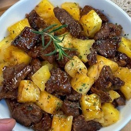 ข้าวหน้าเนื้อผัดสับะรด รสชาติกลกล่อม