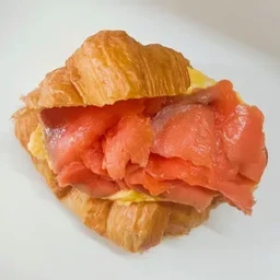 ครัวซองค์ ไข่คน สโมคแซลมอน Croissant Scrambled egg Smoked salmon