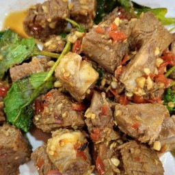 กะเพราเนื้อตุ๋น (กับข้าว)