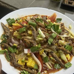 ยำมะม่วงข้าวโพดปลากรอบ