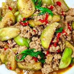 ผัดมะเขือเปราะหมูสับ ราดข้าว
