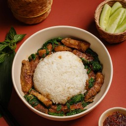 ข้าวกะเพราสันคอหมูย่าง