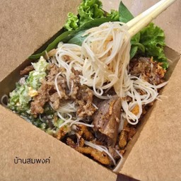 หมี่ เนื้อตุ๋น พร้อมน้ำจิ้มรสเด็ด และน้ำพริกกากหมู