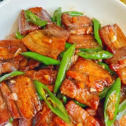 ข้าวราดหมูสาชั้นผัดเสฉวน