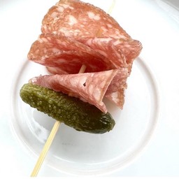 Salami (mini salami 4 ชิ้น แตงดอง 1 ลูก)