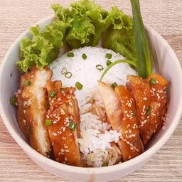 [อร่อยซ่ากับโค้ก] ข้าวหน้าไก่โทริยากิ +  โค้ก ออริจินัล (กระป๋อง)