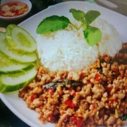 กระเพราหมูสับราดข้าว 60 บาท