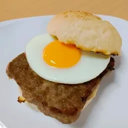 ลูนไส้กรอก บัฟ ไข่ดาว Lorne sausage Bap Egg