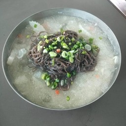 บะหมี่เย็นใส่กิมจิขาว (동치미냉면)