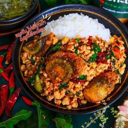 กระเพราไข่เยี่ยวม้าหมูสับราดข้าว