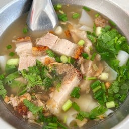 ร้านก๊วยจั๊บน้ำใส aหมูกรอบรสเด็ด (บางคล้า)