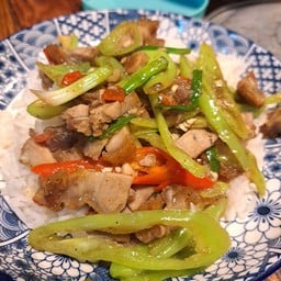 หมูกรอบผัดพริกหยวกราดข้าว