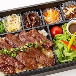 ข้าว บิ๊ก เซต เนื้อย่างเกากลี พร้อม กิมจิ ผักสลัด ไข่กุ้ง ยำสาหร่าย ไข่ดอง น้ำสลัดและน้ำจิ้มแจ๋ว