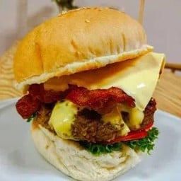 แฮมเบอร์เกอร์เนื้อ เบค่อน ชีส Beef Burger+bacon+cheese